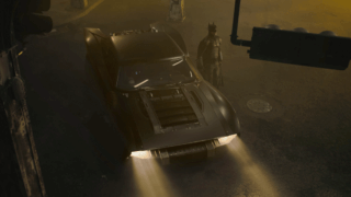 『ザ・バットマン』のバットモービルはなぜ「車」なのか ノーラン版との明確な違いとは